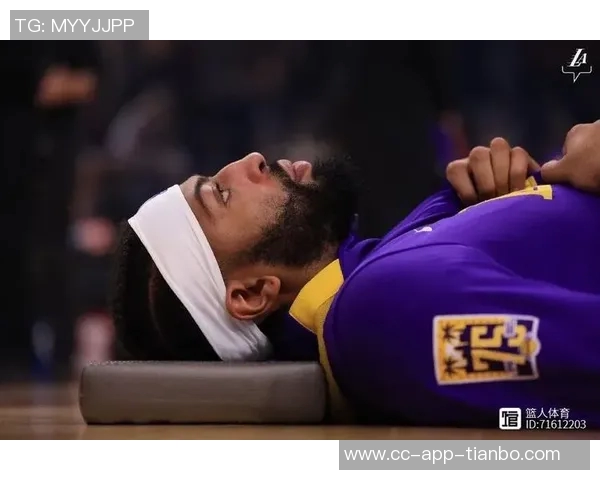 卡梅隆约翰逊膝伤严重痛苦倒地提前退场球迷心疼不已